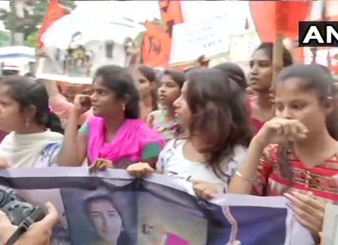 হায়দ্রাবাদে মহিলা পশুচিকিৎসককে নৃশংসভাবে হত্যার প্রতিবাদে এবিভিপির সভা চলছে