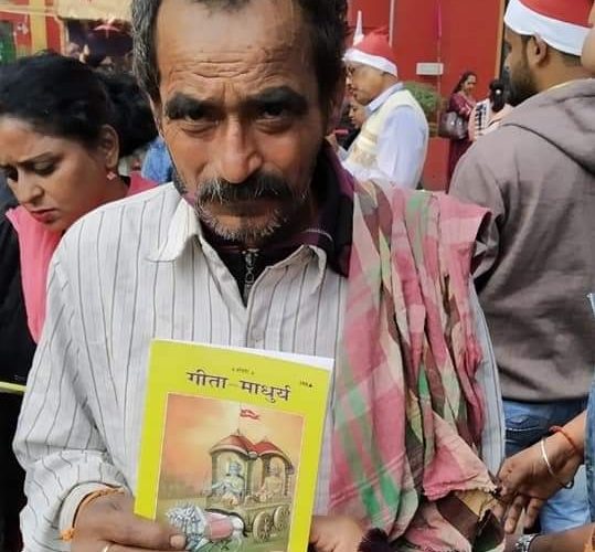 বড়দিনে চার্চে আসা খ্রিস্টানদের গীতা বিতরণ কলকাতায়