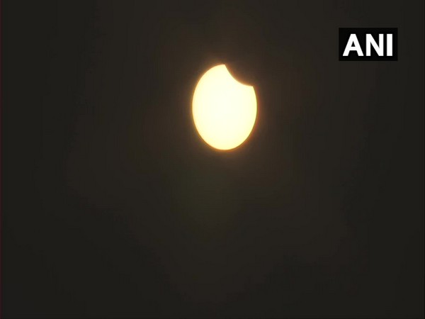 এই দশকের শেষ সূর্যগ্রহণ চলছে, ভারতের বিভিন্ন প্রান্ত থেকে দেখা যাচ্ছে এই গ্রহণ