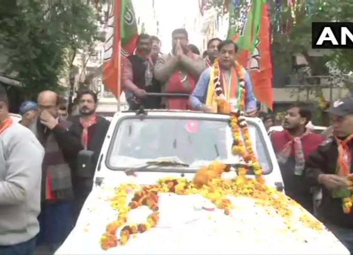 দিল্লীর মতিনগরে বিজেপি প্রার্থী সুভাষ সচদেবের হয়ে প্রচার করছেন কেন্দ্রীয় মন্ত্রী ধর্মেন্দ্র প্রধান