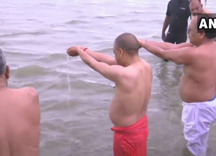 বসন্ত পঞ্চমীতে উত্তরপ্রদেশের মুখ্যমন্ত্রী যোগী আদিত্যনাথ এবং অন্যান্যরা সঙ্গমঘাটে পুণ্যস্নান করছেন