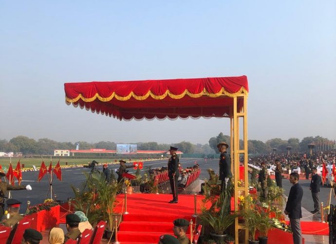 সেনাদিবসের কুচকাওয়াজে অভিবাদন গ্রহণ করছেন চীফ অব ডিফেন্স স্টাফ জেনারেল বিপিন রাওয়াত