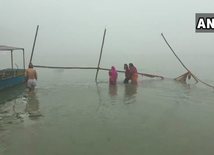 মকর সংক্রান্তি উপলক্ষে হরিদ্বারের গড় মুক্তেশ্বর ঘাটে স্নান করছেন পুণ্যার্থীরা