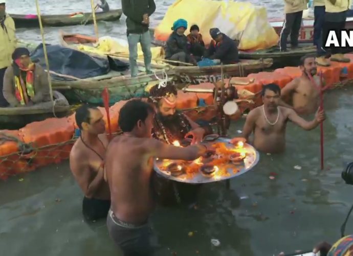 মৌনী অমাবস্যাতিথিতে প্রয়াগরাজে পুণ্যস্নান করছেন পুণ্যার্থীরা