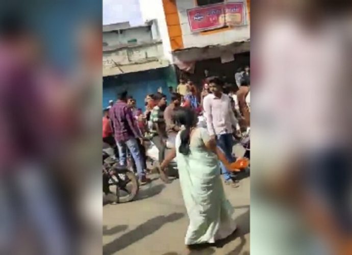 বনধ মানতে নারাজ মহিলাকে হেনস্থা, পাল্টা লঙ্কার গুড়োকে হাতিয়ার করে মহিলা সরালেন বনধ সমর্থনকারীদের