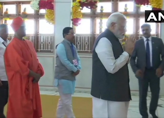 তুমকুড়ের সিদ্ধগঙ্গা মঠে প্রার্থনা জানালেন প্রধানমন্ত্রী নরেন্দ্র মোদী
