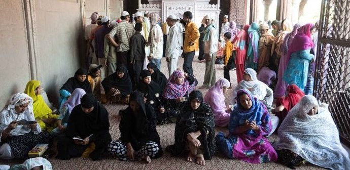 মসজিদে ঢুকতে পারবেন মুসলিম মহিলারা, জুম্মার নমাজ পড়বেন পুরুষদের সঙ্গেই, সুপ্রিম কোর্টকে বলল মুসলিম ল’ বোর্ড