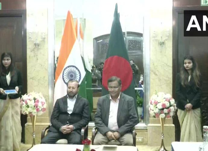ভারতের তথ্যসম্প্রচার মন্ত্রী প্রকাশ জাবড়েকরের সঙ্গে সাক্ষাৎ করলেন বাংলাদেশের তথ্যমন্ত্রী মুহাম্মদ এইচ মাহমুদ