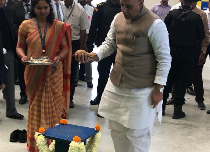 কে-৯ বজ্র-টি কামানের শুভ উদ্বোধন করলেন প্রতিরক্ষামন্ত্রী রাজনাথ সিংহ