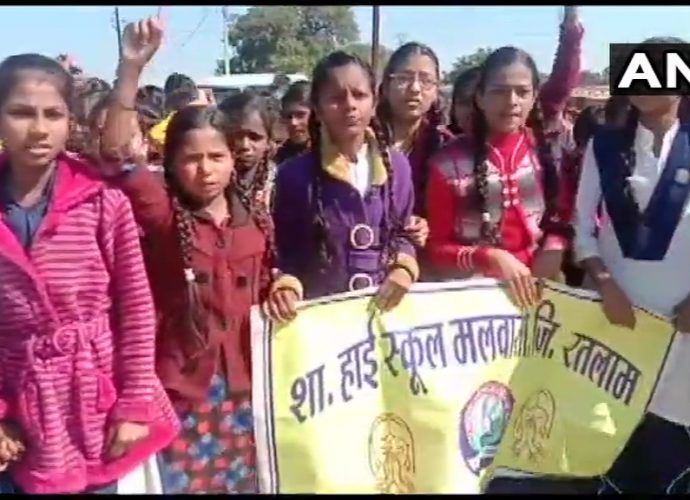 বীর সাভারকরের চিত্রসম্বলিত খাতা ছাত্রছাত্রদের দেওয়ায় মধ্যপ্রদেশের রতলামে প্রধান শিক্ষককে সাময়িক বরখাস্ত করা হল; শাস্তি তুলে নেবার দাবিতে জনগণ ও ছাত্রছাত্রদের বিক্ষোভ