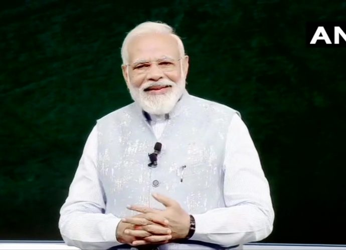 প্রধানমন্ত্রী নরেন্দ্র মোদী শিক্ষার্থীদের সঙ্গে আলাপ-আলোচনা করছেন