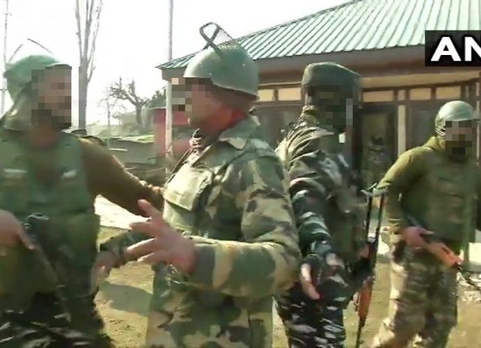 শ্রীনগরে কর্তব্যরত  সিআরপি জওয়ানদের উপরে গ্রেনেড-হানা, দুই জওয়ান সহ চার জন আহত