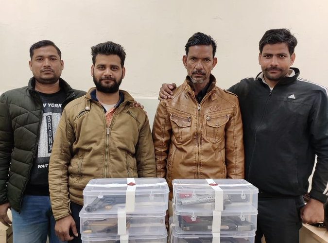 দিল্লী পুলিশের বিশেষ দল বেআইনি অস্ত্র চালান চক্র ধরল, দুই ব্যক্তি আটক, বাইশ পিস্তল ও দশ গুলি সহ