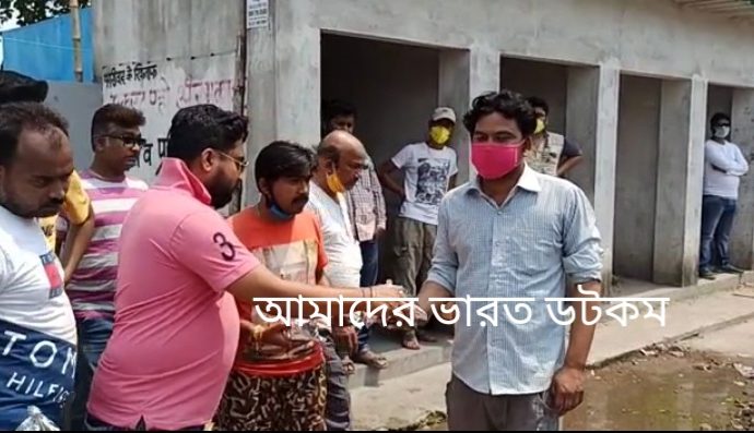 কোন্নগড়ে বেশকয়েকটি গরিব পরিবারের হাতে বিরিয়ানির প্যাকেট তুলে দিলেন সঙ্গীত শিল্পী শুভায়ন চক্রবর্তী