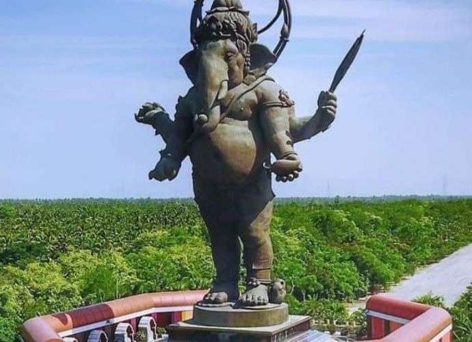 বিনায়কের সন্ধানে-  কল্যাণ গৌতম