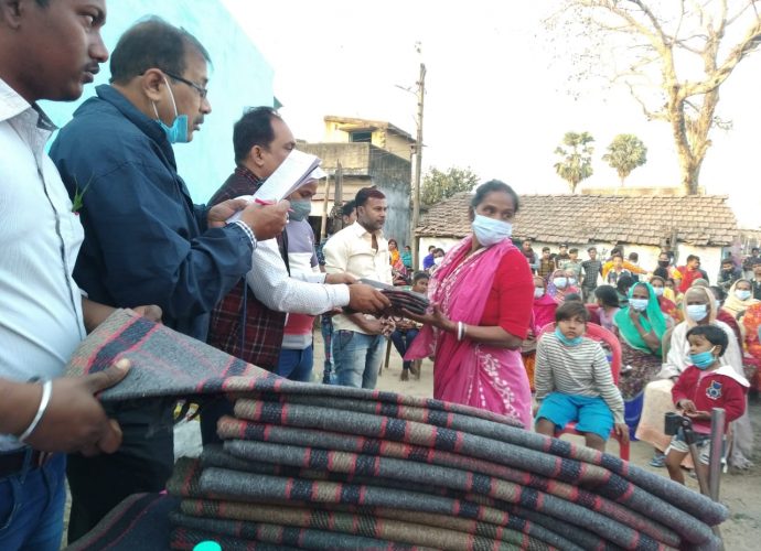 বিবেকানন্দ বিকাশ পরিষদের উদ্যোগে দুঃস্থদের কম্বল বিতরণ