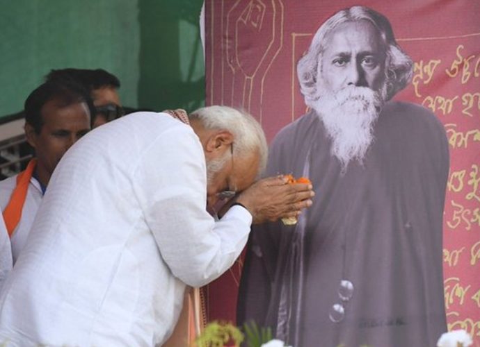 রবীন্দ্রনাথ ঠাকুর শিবাজি উৎসব নামে একটি কবিতা লিখেছিলেন, এই কবিতায় দেশের অখণ্ডতা মজবুত করার বার্তা দেওয়া হয়েছে