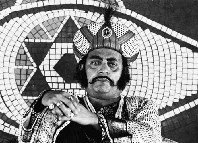 ১৯৪৭ সালে নিকোলাই গোগোলের ‘ডায়মণ্ড কাট্স্ ডায়মণ্ড’ এবং মলিয়েরের ‘দ্য রোগারিজ অফ স্ক্যাপাঁ’ দিয়েই তাঁর কলেজ জীবনের অভিনয় শুরু