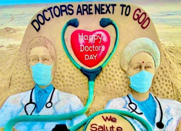 করোনা যুদ্ধে চিকিৎসক মানুষের কাছে সাক্ষাৎ ঈশ্বর