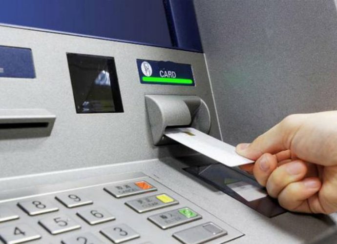 লুঠ করতে গিয়ে এটিএম-এর পিছনে আটকে গেল চোর, গ্রেফতারের আগে উদ্ধার পুলিশের