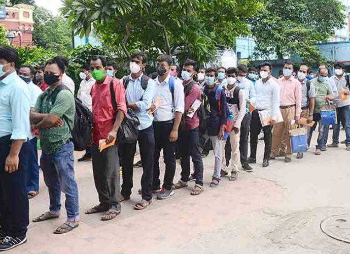 কিছু তো করতে হবে! তাই ডোমের পদে পরীক্ষা দিলাম :ডোমের চাকরির পরীক্ষায় উচ্চশিক্ষিতদের এ ভাবে আবেদন ও অংশগ্রহণে রাজ্যের বেকারত্বের হতাশার দিকটিই যে প্রকট হচ্ছে
