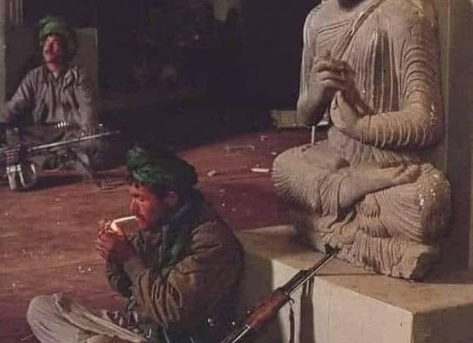 হাইবাতুল্লা আখুন্দজাদা যে কথায় কথায় লোকের গলা কাটতো তার হাতে এখন ইসলামিক আমিরাত অফ আফগানিস্তানের রাজ্যপাট; ওই মাদ্রাসার মৌলভীর আরো চার দাগি জঙ্গি দোসর যারা ছিল আমেরিকান আর্মির হিটলিস্টে তারাই সঙ্গ দেবে তাকে