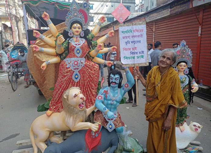 দুর্গা পুজোকে টার্গেট করে বাংলাদেশের জায়গায় জায়গায় চলছে মূর্তি ভাঙার খেলা, বাঙালিদের জন্য তৈরী রাষ্ট্রে এখন জাতির শ্রেষ্ঠ উৎসবের স্থান নেই, সব মিলিয়ে গত ৬ মাসে ৪৬ টি মূর্তি ভাঙা হয়েছে