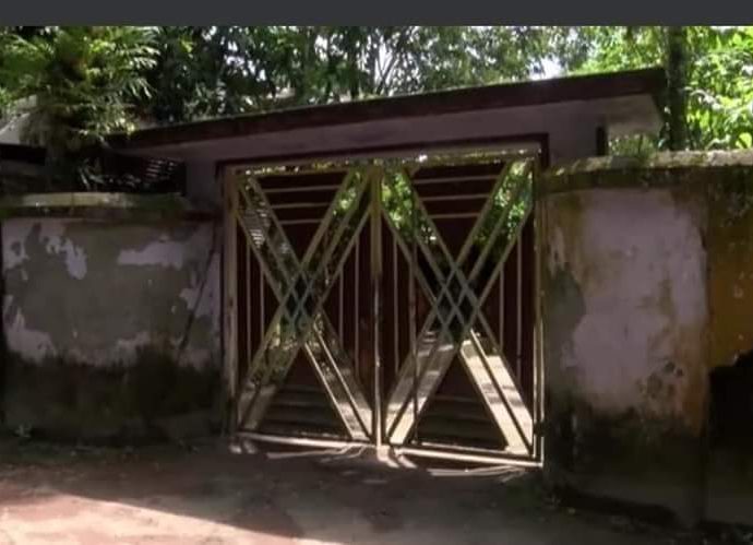 এরকম থাকার থেকে না থাকা ভালো। অনেক কষ্টের জীবন। মেয়েটা অসুস্থ, পড়ে রইছে ঘরে, মেয়ে নিয়ে থাকি। স্বামীর এই অবস্থা।