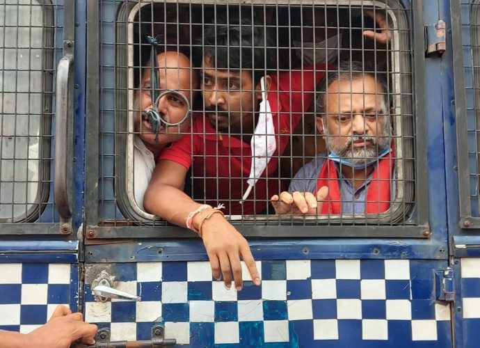 হিন্দু সংহতির গর্জনে কাঁপলো কলকাতা: বাংলাদেশ হাই কমিশন অভিযানে গিয়ে গ্রেফতার হলেন সভাপতি সহ নেতারা, পুলিশের নির্মমতায় আহত বহু সমর্থক ও সাংবাদিক