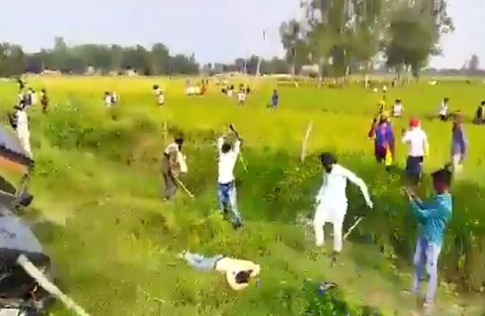 কিছু বিরক্তিকর ভিডিও লখিমপুর খেরি থেকে প্রকাশিত হয়েছে, যেখানে কিছু লোককে মারধর করতে দেখা যায়। এই ‘কৃষক প্রতিবাদীরা’ লাঠি -লাঠি দিয়ে মানুষকে মারছে