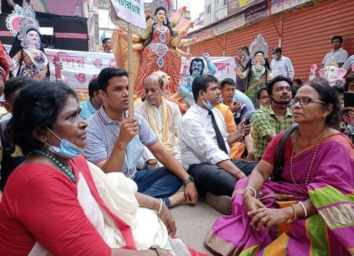 ভয়ের আবহে বাঙালিদের জন্য তৈরী রাষ্ট্র বাংলাদেশে শুরু হয়েছে জাতির শ্রেষ্ঠ উৎসব দুর্গাপুজো: কুষ্টিয়া, সুন্দরগঞ্জ, ঢাকা, চট্টগ্রাম ও সবরে চলছে পালা করে দুর্গা মূর্তি ভাঙা ও হিন্দুদের উপর আক্রমণ