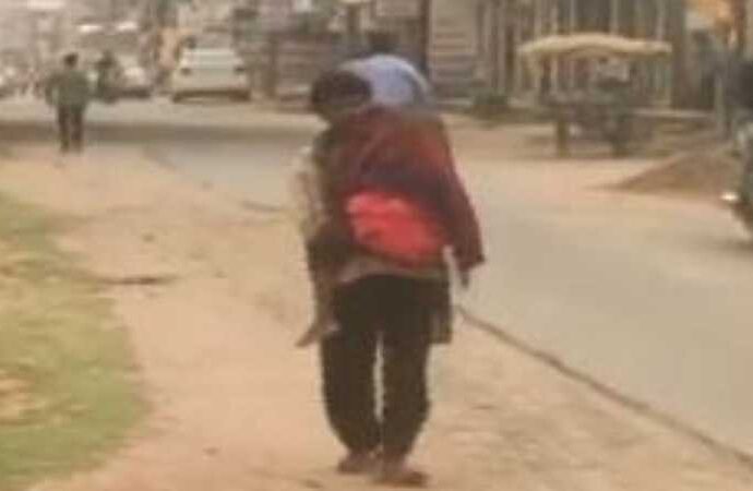 সরকারি স্বাস্থ্যকেন্দ্রে অমিল শববাহী গাড়ি, মৃত কন্যার দেহ কাঁধে ১০ কিলোমিটার হাঁটলেন বাবা সরকারি স্বাস্থ্যকেন্দ্রে অমিল শববাহী গাড়ি, মৃত কন্যার দেহ কাঁধে ১০ কিলোমিটার হাঁটলেন বাবা