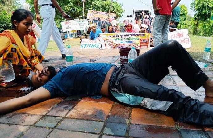 ৪ এসএসসি চাকরিপ্রার্থী মুখ্যমন্ত্রীর বাড়িতে ডেপুটেশন জমা দিতে গিয়ে আটক হলেন