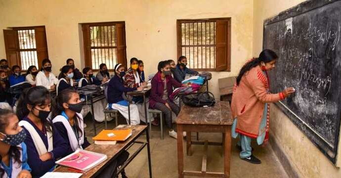 ‘অবস্থান না তুললে আইনানুগ ব্যবস্থা’, হুঁশিয়ারি পুলিশের, ‘ডু অর ডাই’ লড়াইয়ে চাকরিপ্রার্থীরা