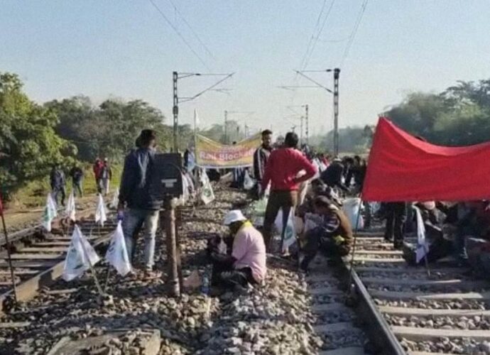 থমকে গেল কাঞ্চনজঙ্ঘা এক্সপ্রেস! পৃথক উত্তরবঙ্গের দাবিতে ‘রেল রোকো’ কর্মসূচি কেপিপির