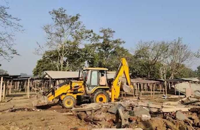 বাংলাদেশি অনুপ্রবেশকারীদের বাড়ি ভাঙতে শুরু করল হিমন্ত সরকার, ‘টার্গেট মুসলিমরা’, অভিযোগ বিরোধীদের