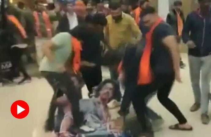 বজরং দলের রোষের মুখে শাহরুখ-দীপিকা! শপিং মলে ভেঙে গুঁড়িয়ে দেওয়া হল ‘পাঠান’ -এর কাটআউট