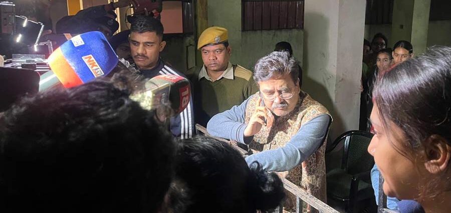 কিছু করুন! চাকরিপ্রার্থীরা বাড়ির সামনে, বিচারপতি গঙ্গোপাধ্যায় বেরিয়ে এলেন, কিছু করতে পারলেন কি?