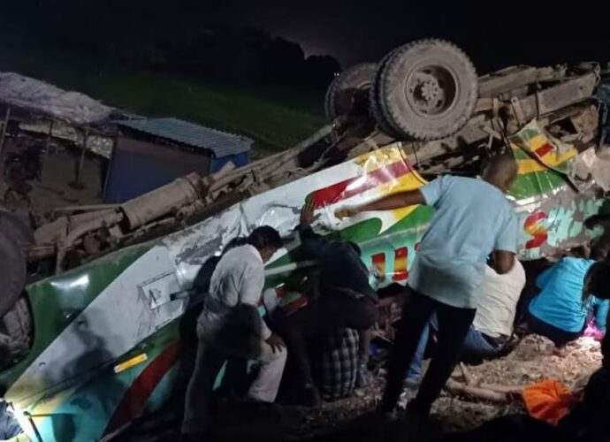বেপরোয়া গতির পিকআপ ভ্যান উল্টে মৃত্যু ৮ মহিলা- সহ ১৪ জনের, মধ্যপ্রদেশে আহত আরও ২১ জন