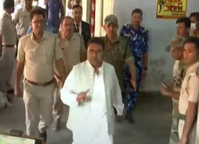 গায়ে সাদা পোশাক, পায়ে সাদা স্নিকার্স, ৫৫ দিন পর প্রকাশ্যে শাহজাহান, ১০ দিনের পুলিশি হেফাজত