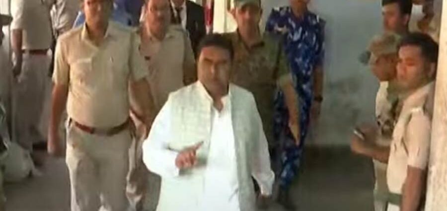 গায়ে সাদা পোশাক, পায়ে সাদা স্নিকার্স, ৫৫ দিন পর প্রকাশ্যে শাহজাহান, ১০ দিনের পুলিশি হেফাজত