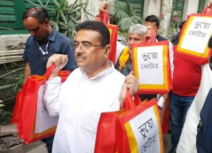 fake voters, Suvendu, commission, তৃণমূলের স্বার্থ রক্ষার্থে রাজ্যে ১৬ লক্ষের বেশি ভুয়ো ভোটার, ১৪ হাজার পাতার নথি কমিশনের হাতে তুলে দিয়ে সরব শুভেন্দু