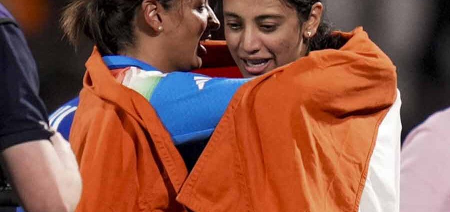 বিশ্বকাপ জয়ের পরেই কথা বলা বন্ধ হয়ে যাচ্ছিল হরমনপ্রীত-স্মৃতির! কী হয়েছিল, কী ভাবে সামলানো গিয়েছিল পরিস্থিতি, ফাঁস জেমাইমার