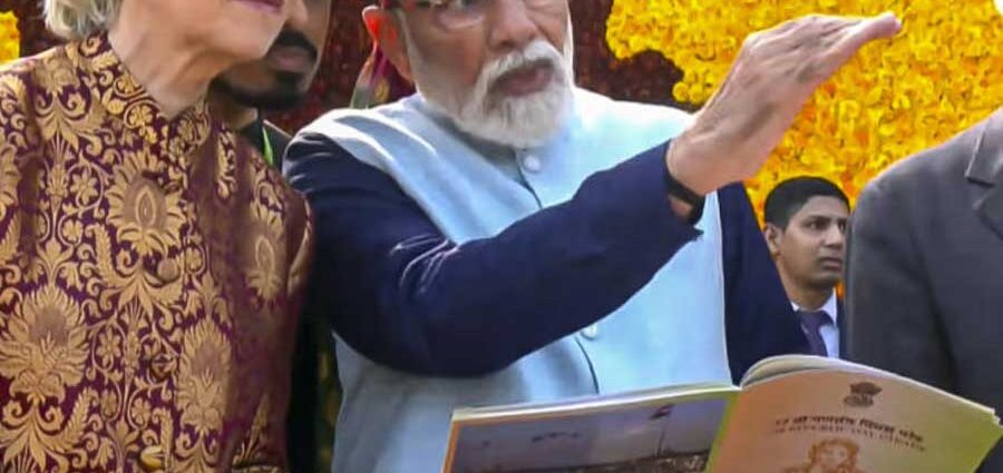 কড়া নিরাপত্তা ও বিশেষ অতিথিদের উপস্থিতি