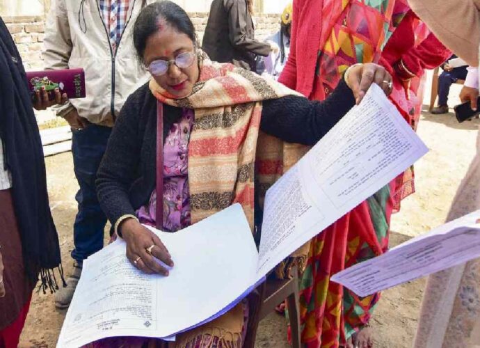 ভোটার তালিকায় নথি আপলোডে ‘ইচ্ছাকৃত’ ভুল: কড়া শাস্তির মুখে রাজ্যের একদল নির্বাচনী আধিকারিক ভোটার তালিকায় নথি আপলোডে ‘ইচ্ছাকৃত’ ভুল: কড়া শাস্তির মুখে রাজ্যের একদল নির্বাচনী আধিকারিক