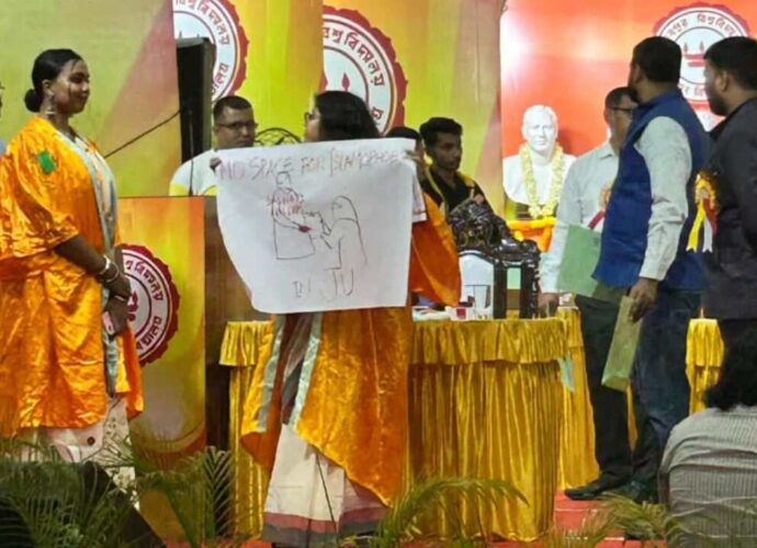 হিজাব কাণ্ডে অভিযোগের তির ঘুরল মনোজিতের দিকে! যাদবপুরে রিপোর্ট দিল তথ্যানুসন্ধান কমিটি হিজাব কাণ্ডে অভিযোগের তির ঘুরল মনোজিতের দিকে! যাদবপুরে রিপোর্ট দিল তথ্যানুসন্ধান কমিটি