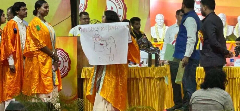 হিজাব কাণ্ডে অভিযোগের তির ঘুরল মনোজিতের দিকে! যাদবপুরে রিপোর্ট দিল তথ্যানুসন্ধান কমিটি হিজাব কাণ্ডে অভিযোগের তির ঘুরল মনোজিতের দিকে! যাদবপুরে রিপোর্ট দিল তথ্যানুসন্ধান কমিটি