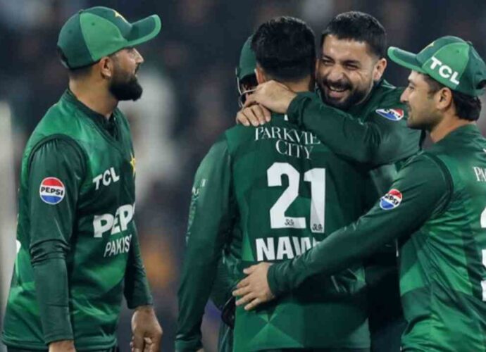 লাহোরে স্পিন ম্যাজিক: ৮ বছর পর অস্ট্রেলিয়াকে টি-টোয়েন্টিতে হারাল পাকিস্তান লাহোরে স্পিন ম্যাজিক: ৮ বছর পর অস্ট্রেলিয়াকে টি-টোয়েন্টিতে হারাল পাকিস্তান