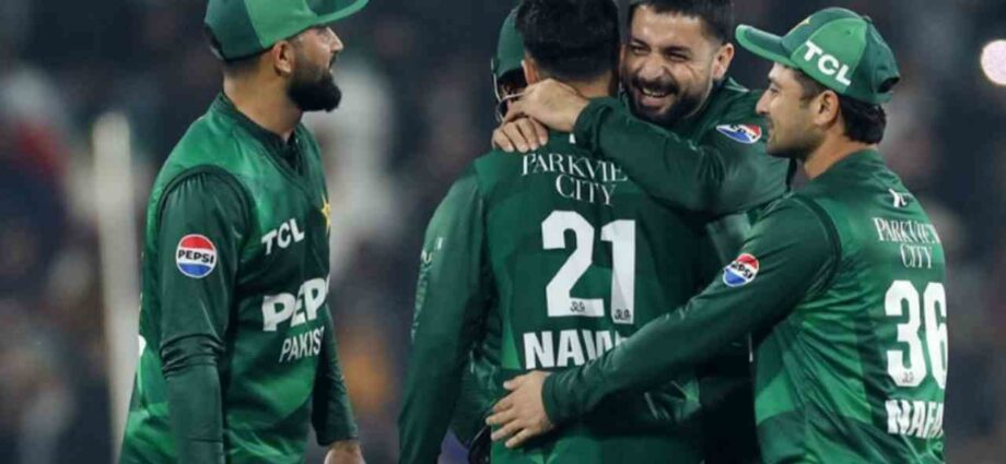 লাহোরে স্পিন ম্যাজিক: ৮ বছর পর অস্ট্রেলিয়াকে টি-টোয়েন্টিতে হারাল পাকিস্তান