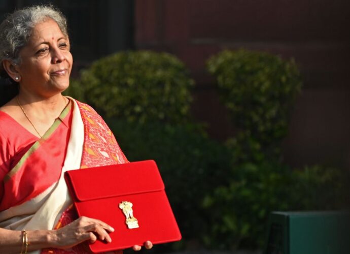 লাল ব্রিফকেস থেকে ডিজিটাল ট্যাব: ভারতীয় বাজেটের ব্যাগে ঐতিহ্যের বিবর্তন